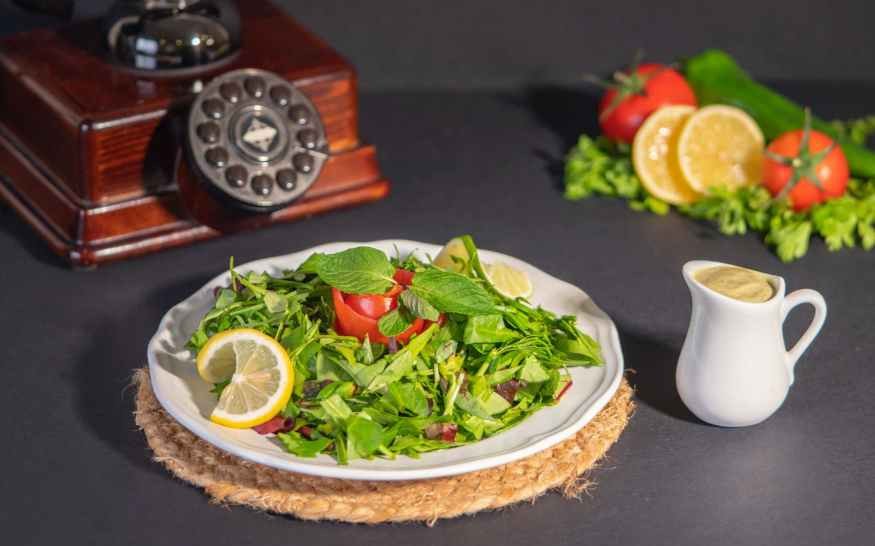 Green Salad with Mskt Sauce